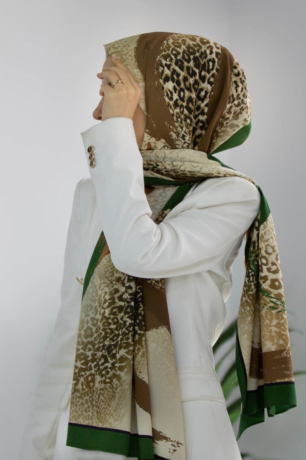 LÜKS MEDİNE İPEĞİ RENKLİ FIRÇA VE LEOPAR DESENLİ ZÜMRÜT YEŞİLİ RENKLİ 75X195 KIRIŞMAZ ŞAL MOSS KREP DİKİŞ TİPİ İTALYAN DİKİŞLİ