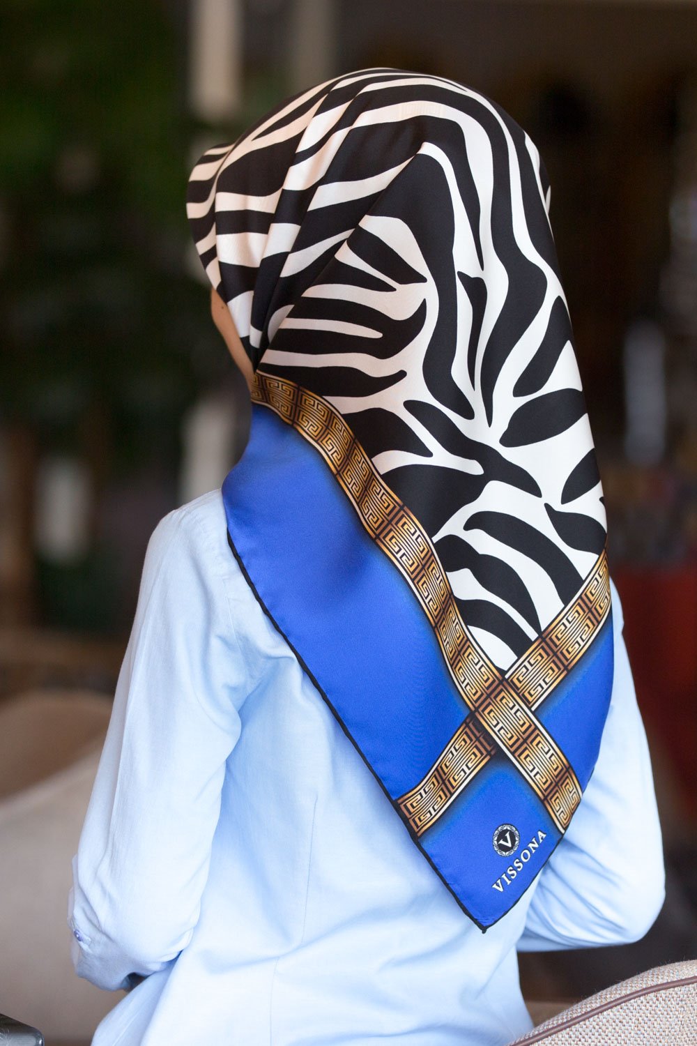 % 57 İPEK % 43 VİSKON Twill İpek Zebra Desenli Saks - Siyah Renkli 90x90 Eşarp Dikim Şekli : El Dikişi