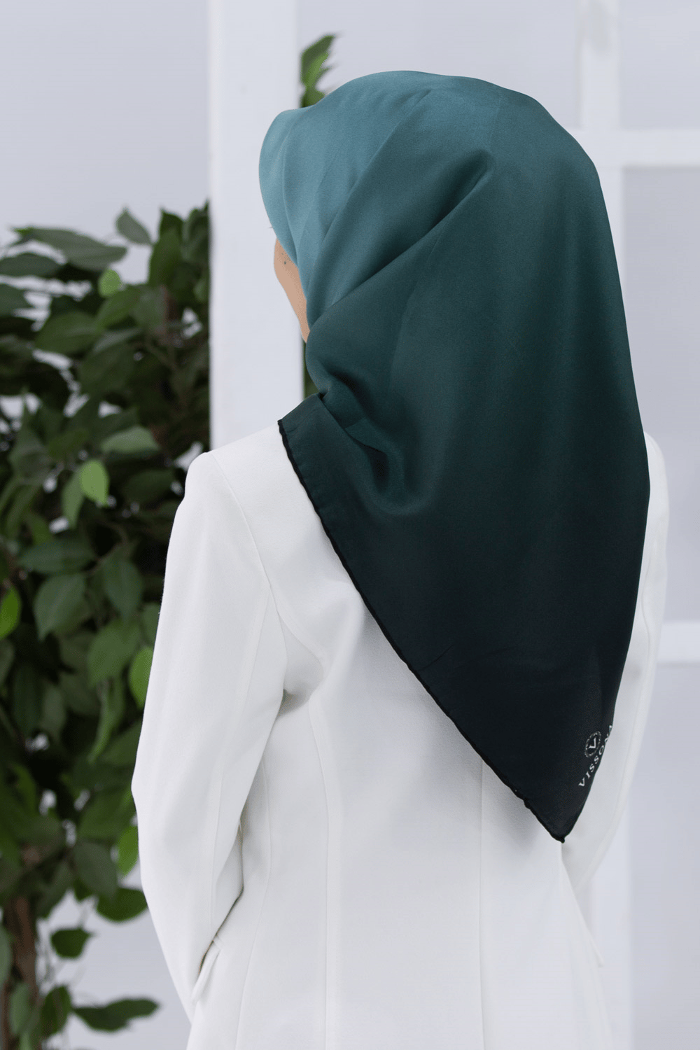 % 57 İPEK % 43 VİSKON Twill İpek Degrade Desenli Mint Yeşili Renkli 90x90 Eşarp Dikim Şekli : El Dikişi
