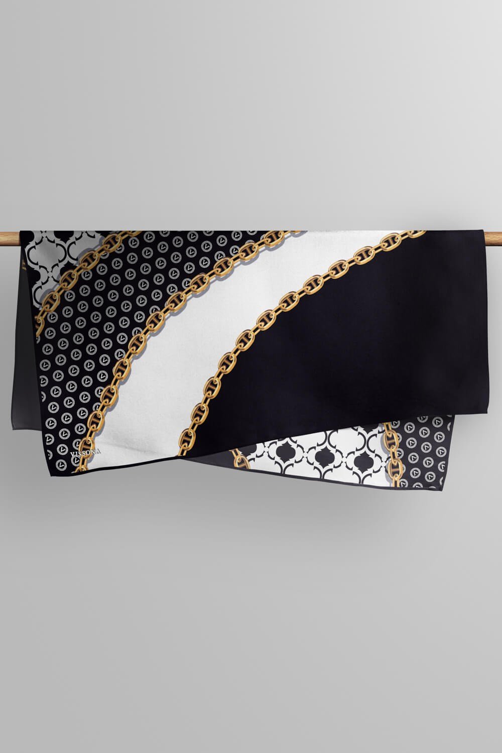 %100 Twill İpek Monogram Ve Zincir Desenli Siyah - Beyaz Renkli 90x90 Eşarp Dikim Şekli : El Dikişi