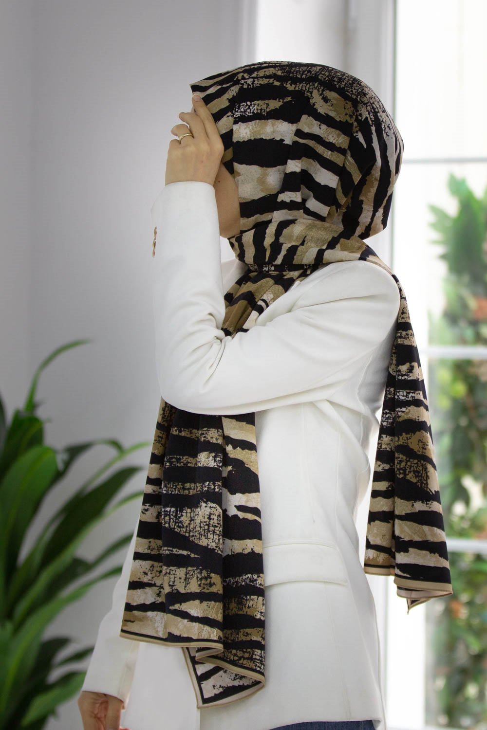 LÜKS MEDİNE İPEĞİ ZEBRA DESENLİ BEJ - SİYAH RENKLİ 75X195 KIRIŞMAZ ŞAL MOSS KREP DİKİŞ TİPİ İTALYAN DİKİŞLİ