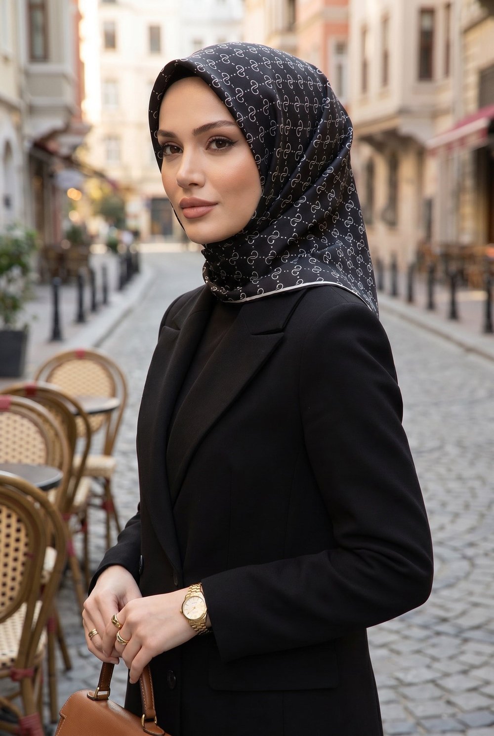 %100 Twill İpek Geometrik Desenli Siyah - Beyaz Renkli 90x90 Eşarp Dikim Şekli : El Dikişi