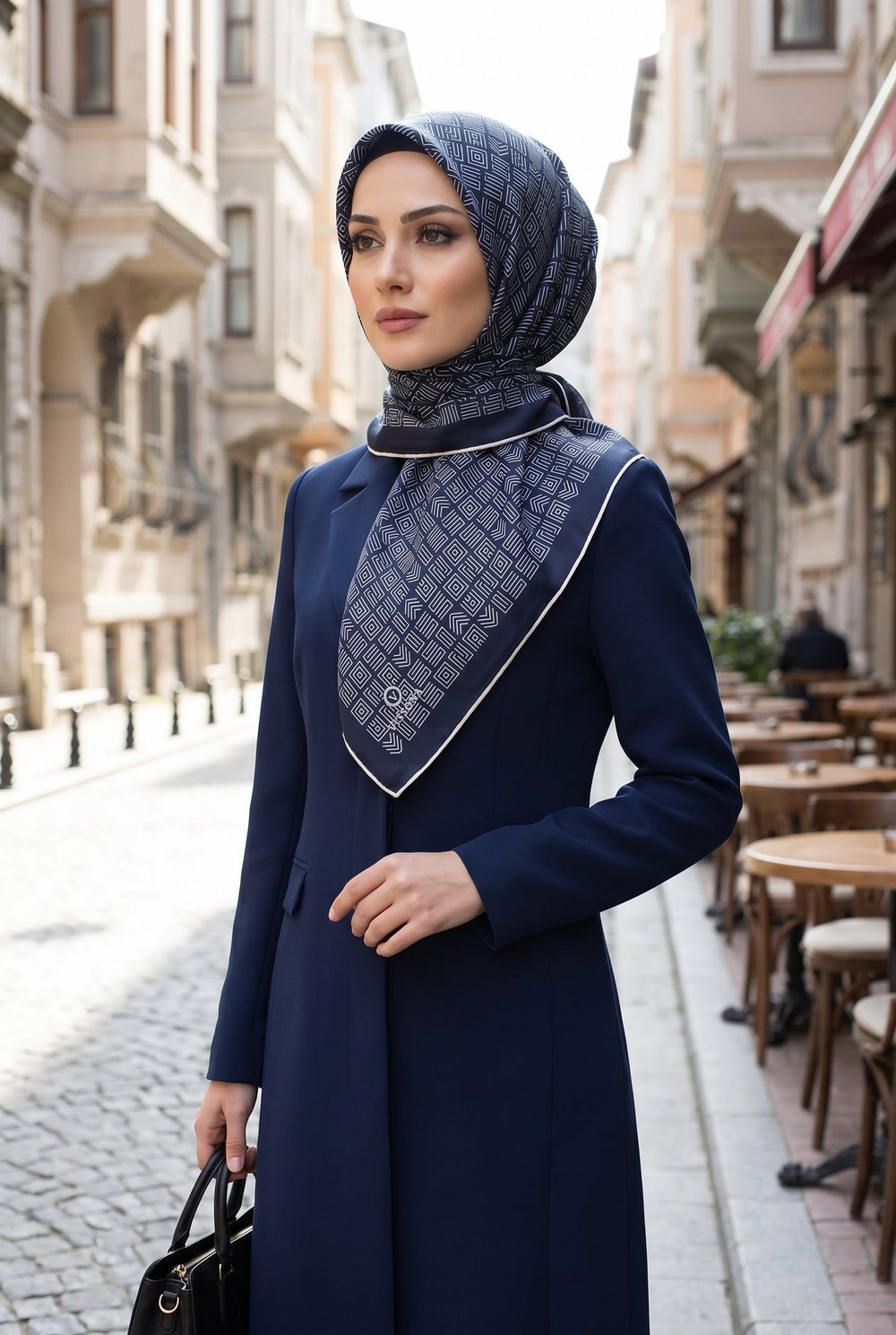 100% Twill İpek Etnik Motif Desenli Lacivert - Krem Renkli 90x90 Dikim Şekli : El Dikişi Eşarp
