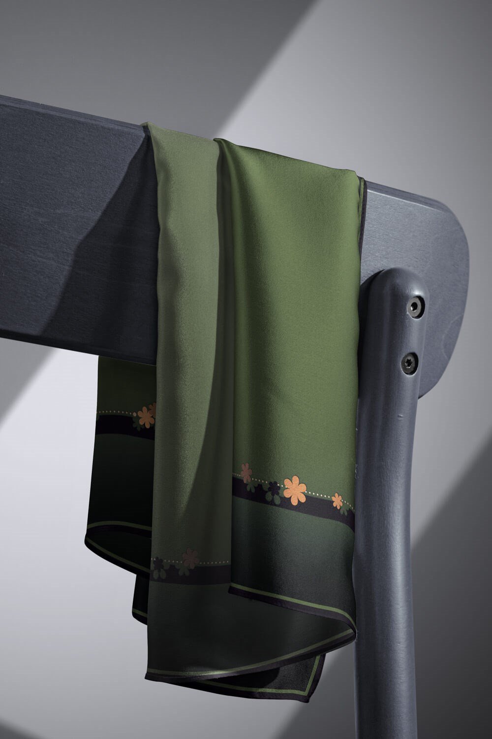 %100 Twill İpek Kenar Motifi Çiçek Desenli Haki - Gold Renkli 90x90 Eşarp Dikim Şekli : El Dikişi