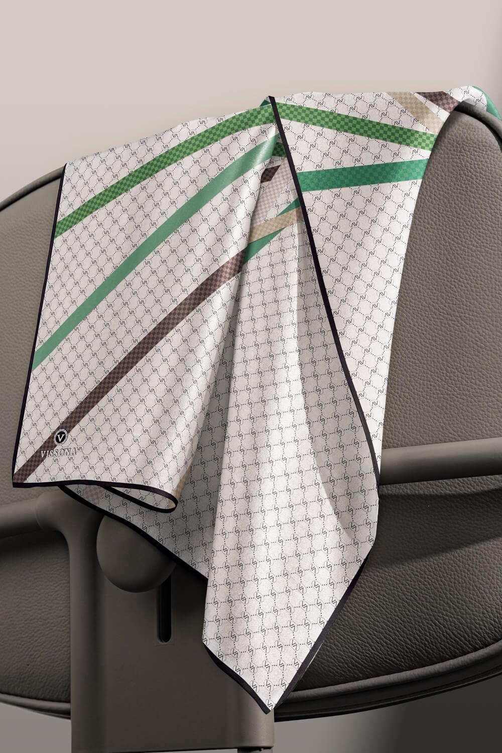 %100 Twill İpek Monogram Ve Şerit Desenli Kahverengi - Zümrüt Yeşili Renkli 90x90 Eşarp Dikim Şekli : El Dikişi