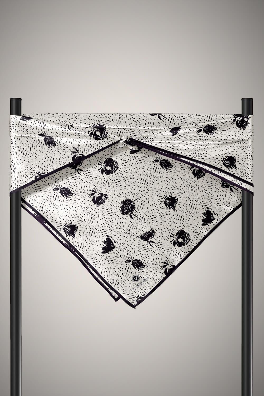 %100 Twill İpek Çıtır Çiçek Desenli Krem - Siyah Renkli 90x90 Eşarp Dikim Şekli : El Dikişi