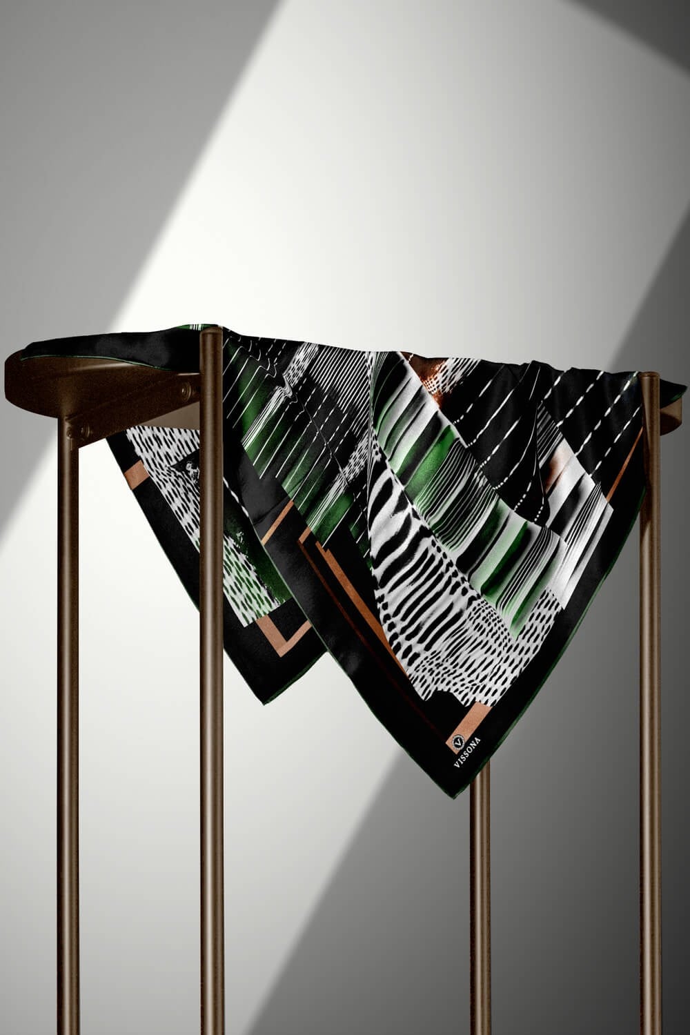 %100 Twill İpek Geometrik Desenli Siyah - Haki Renkli 90x90 Eşarp Dikim Şekli : El Dikişi