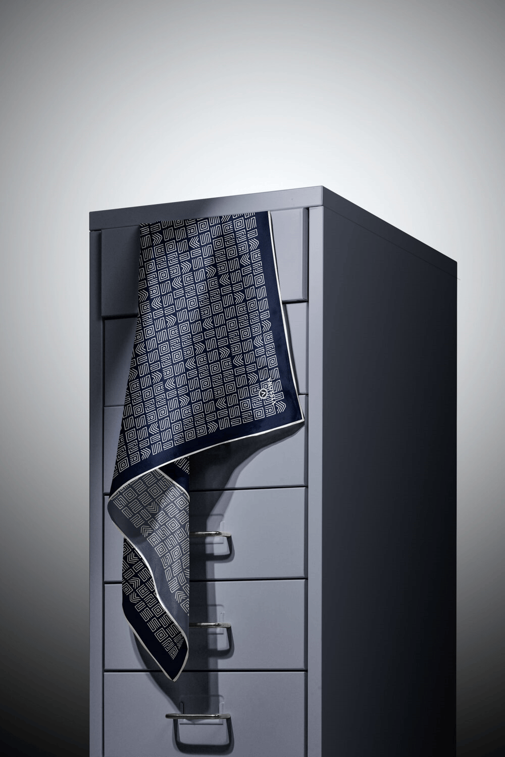 %57 İPEK %43 VİSKON Twill İpek Etnik Motif Desenli Lacivert - Krem Renkli 90x90 Eşarp Dikim Şekli : El Dikişi