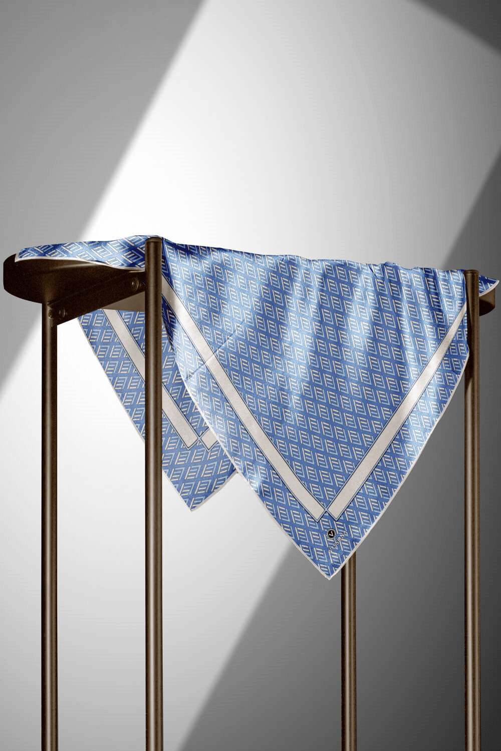 % 57 İPEK % 43 VİSKON Twill İpek Geometrik Desenli İndigo - Krem Renkli 90x90 Eşarp Dikim Şekli : El Dikişi