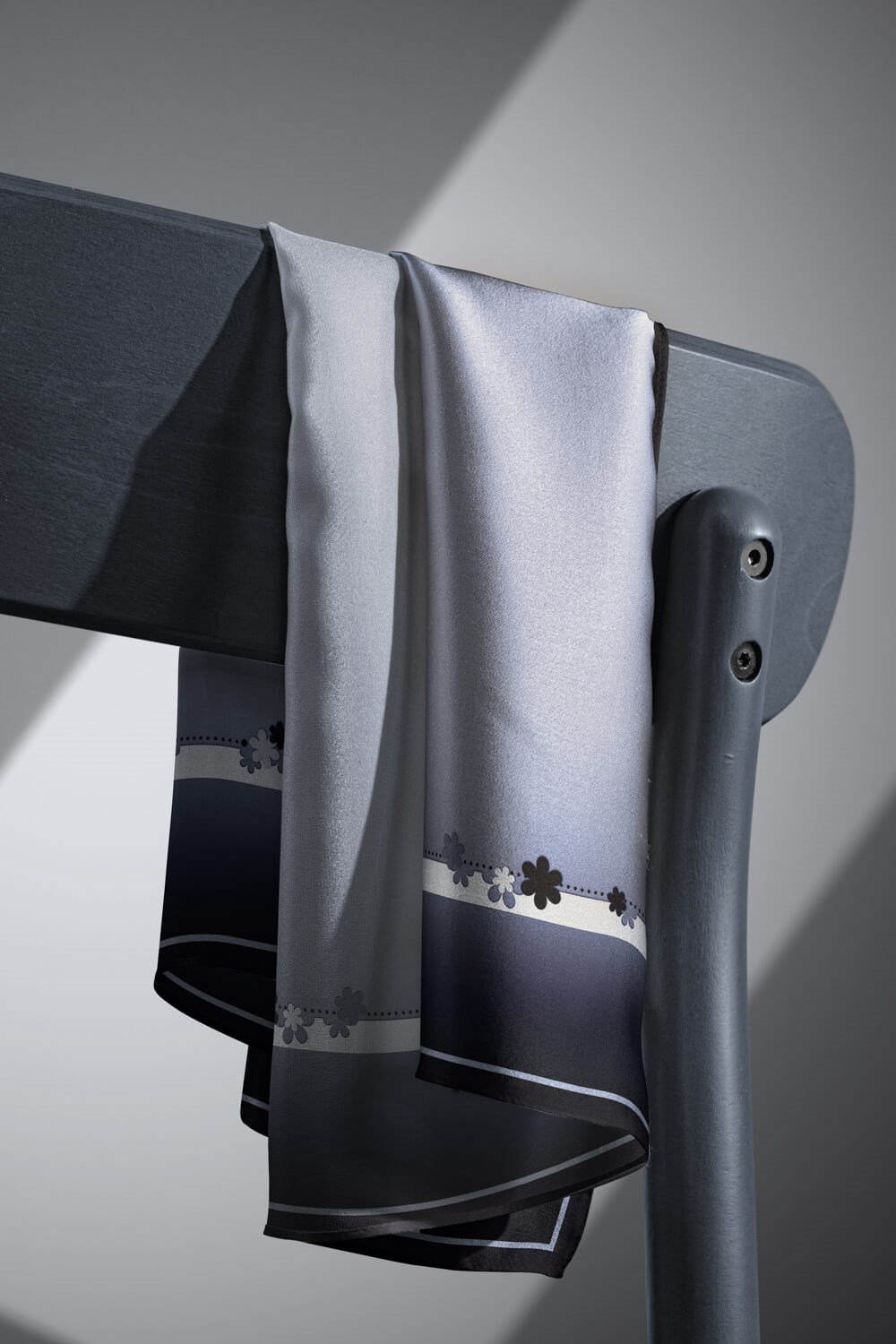 %100 Twill İpek Kenar Motifi Çiçek Desenli Gri - Gümüş Renkli 90x90 Eşarp Dikim Şekli : El Dikişi
