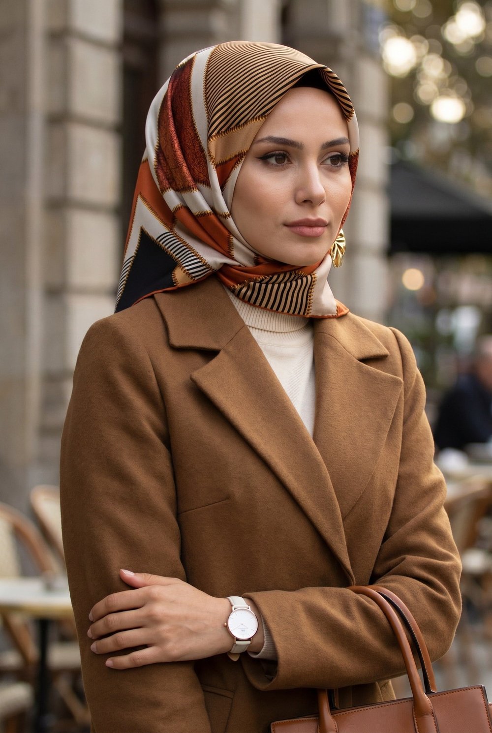 %100 Twill İpek Geometrik Desenli Taba - Siyah Renkli 90x90 Eşarp Dikim Şekli : El Dikişi
