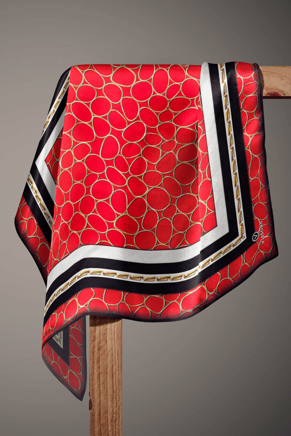 %100 Twill İpek Zincir Desenli Kırmızı - Siyah Renkli 90x90 Eşarp Kenar Dikiş Şekli El Dikişli