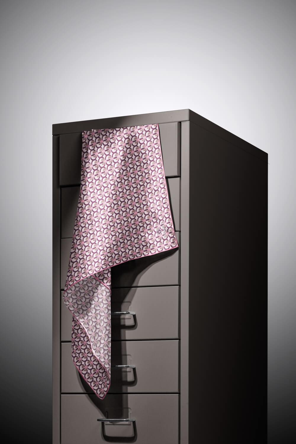 %100 Twill İpek Geometrik Desenli Pudra Renkli 90x90 Eşarp Dikim Şekli : El Dikişi