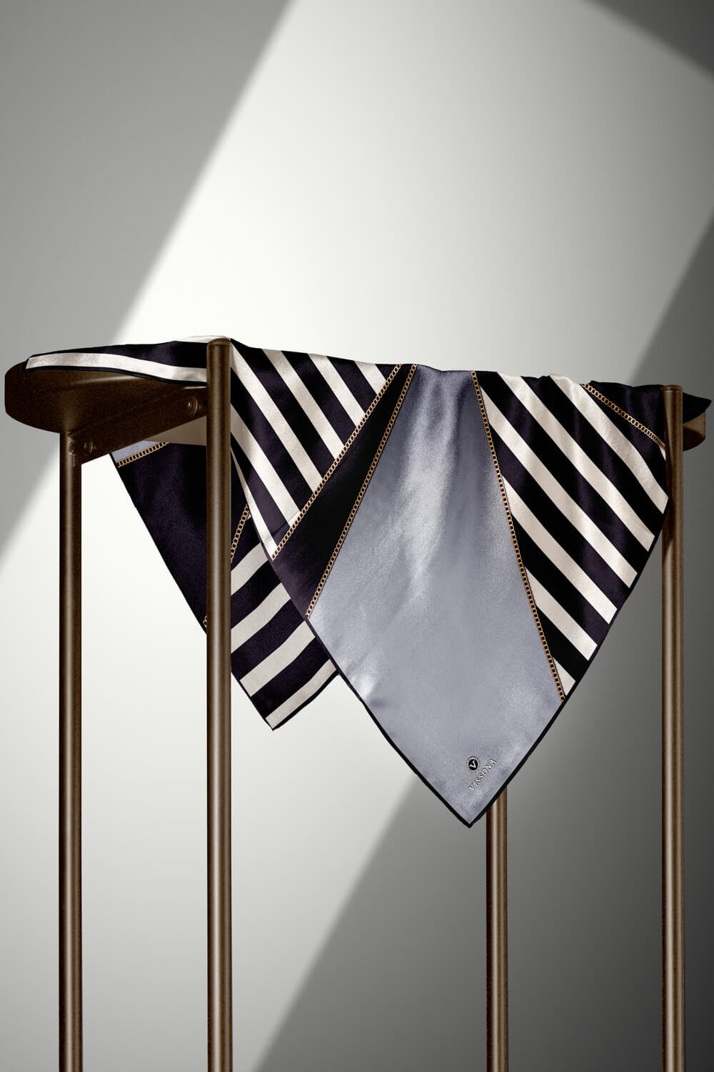 %100 Twill İpek Zincirli Çizgi Desenli Siyah - Gri Renkli 90x90 Eşarp Dikim Şekli : El Dikişi