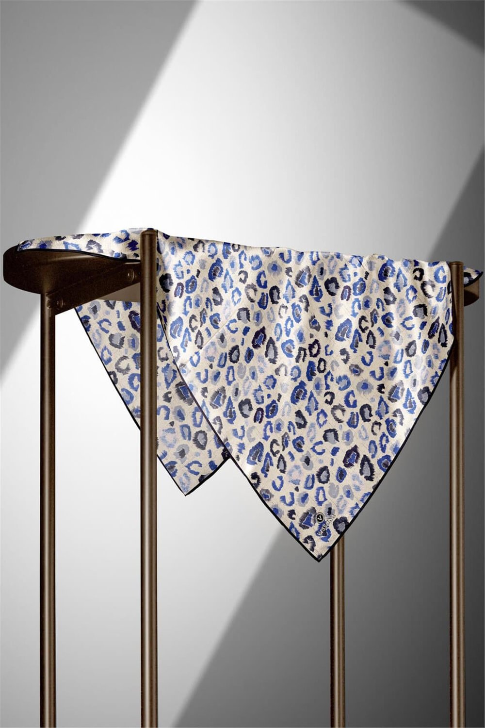 %100 Twill İpek Renkli Leopari Desenli Saks - Gri Renkli 90x90 Eşarp Kenar Dikiş Şekli El Dikişli