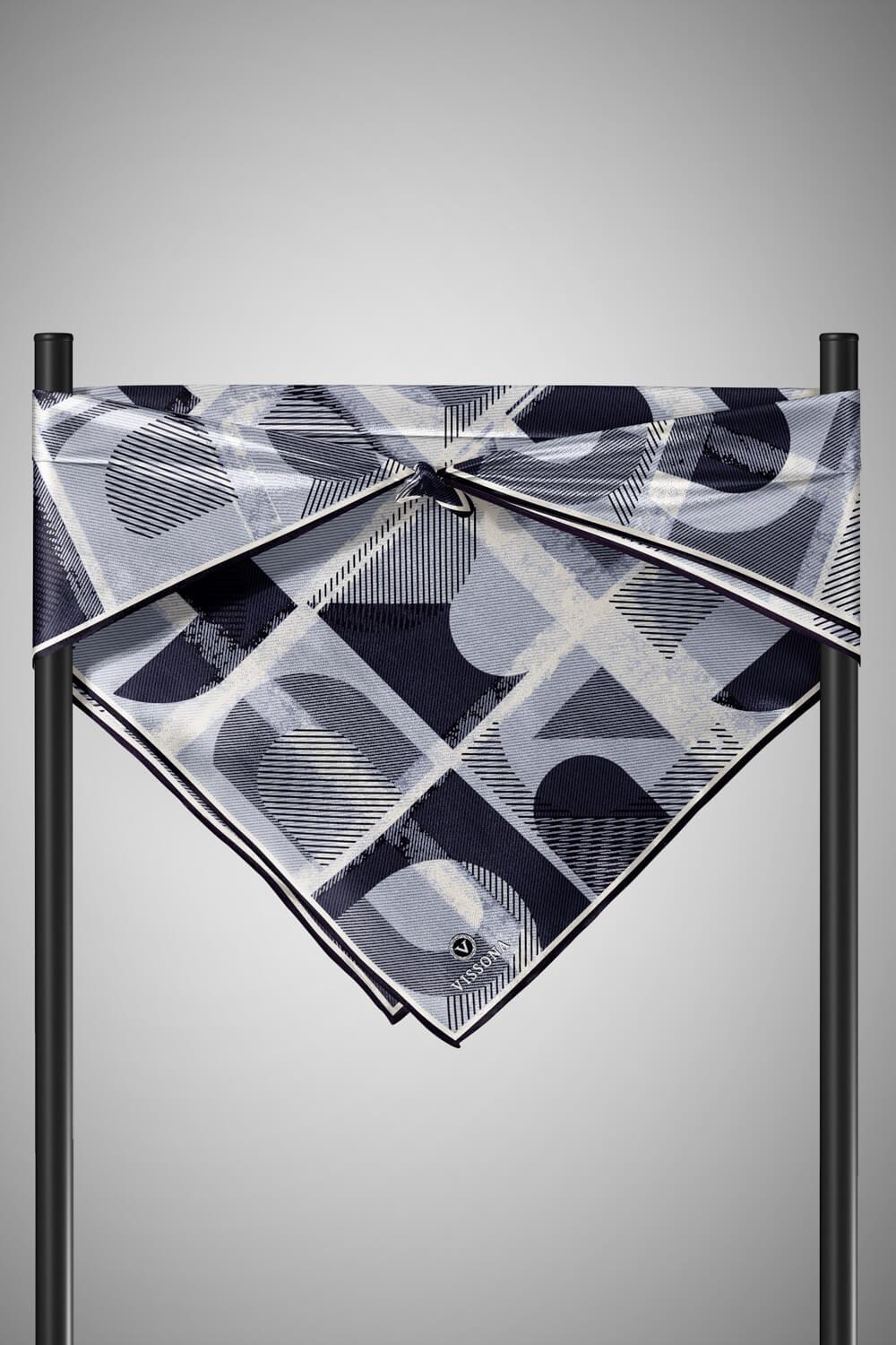 %100 Twill İpek Geometri Desenli Siyah-Krem Renkli 90x90 Eşarp Kenar Dikiş Şekli El Dikişli