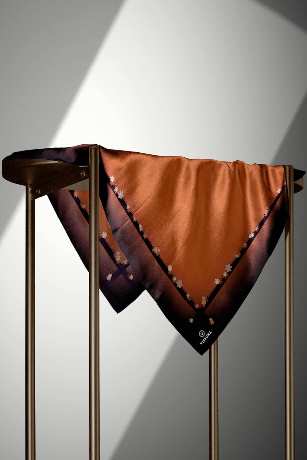 %100 Twill İpek Kenar Motifi Çiçek Desenli Taba - Siyah Renkli 90x90 Eşarp Dikim Şekli : El Dikişi