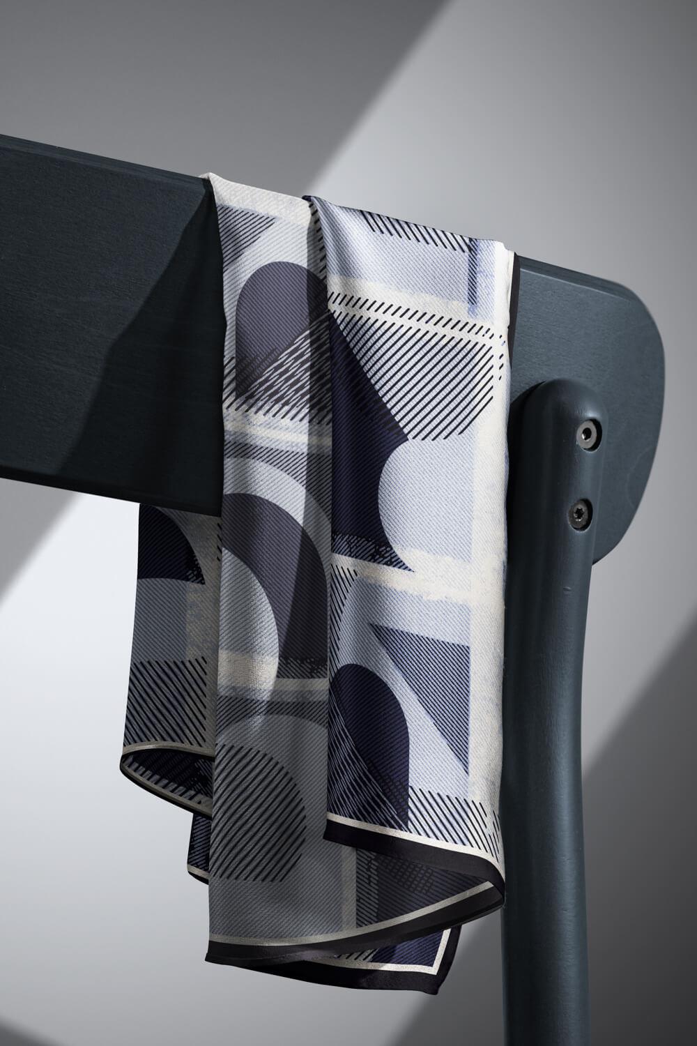 %100 Twill İpek Geometri Desenli Siyah-Krem Renkli 90x90 Eşarp Kenar Dikiş Şekli El Dikişli