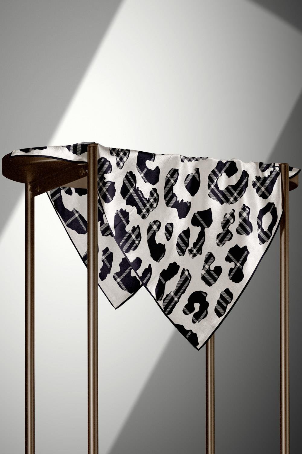 %100 Twill İpek Leopar Desenli Krem - Siyah Renkli 90x90 Eşarp Dikim Şekli : El Dikişi