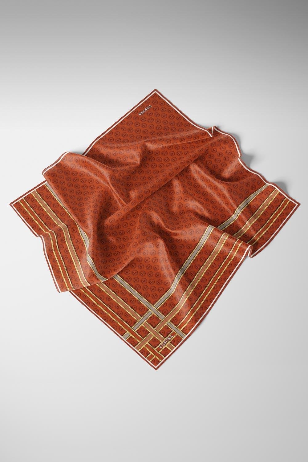 %100 Twill İpek Monogram Desenli Taba - Bej Renkli 90x90 Eşarp Dikim Şekli : El Dikişi