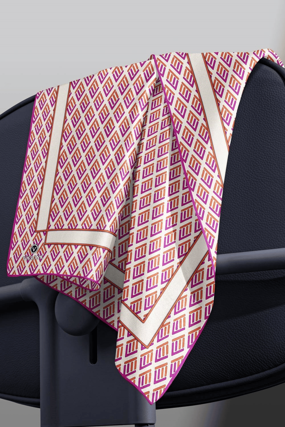 % 57 İPEK % 43 VİSKON Twill İpek Geometrik Desenli Fuşya - Turuncu Renkli 90x90 Eşarp Dikim Şekli : El Dikişi