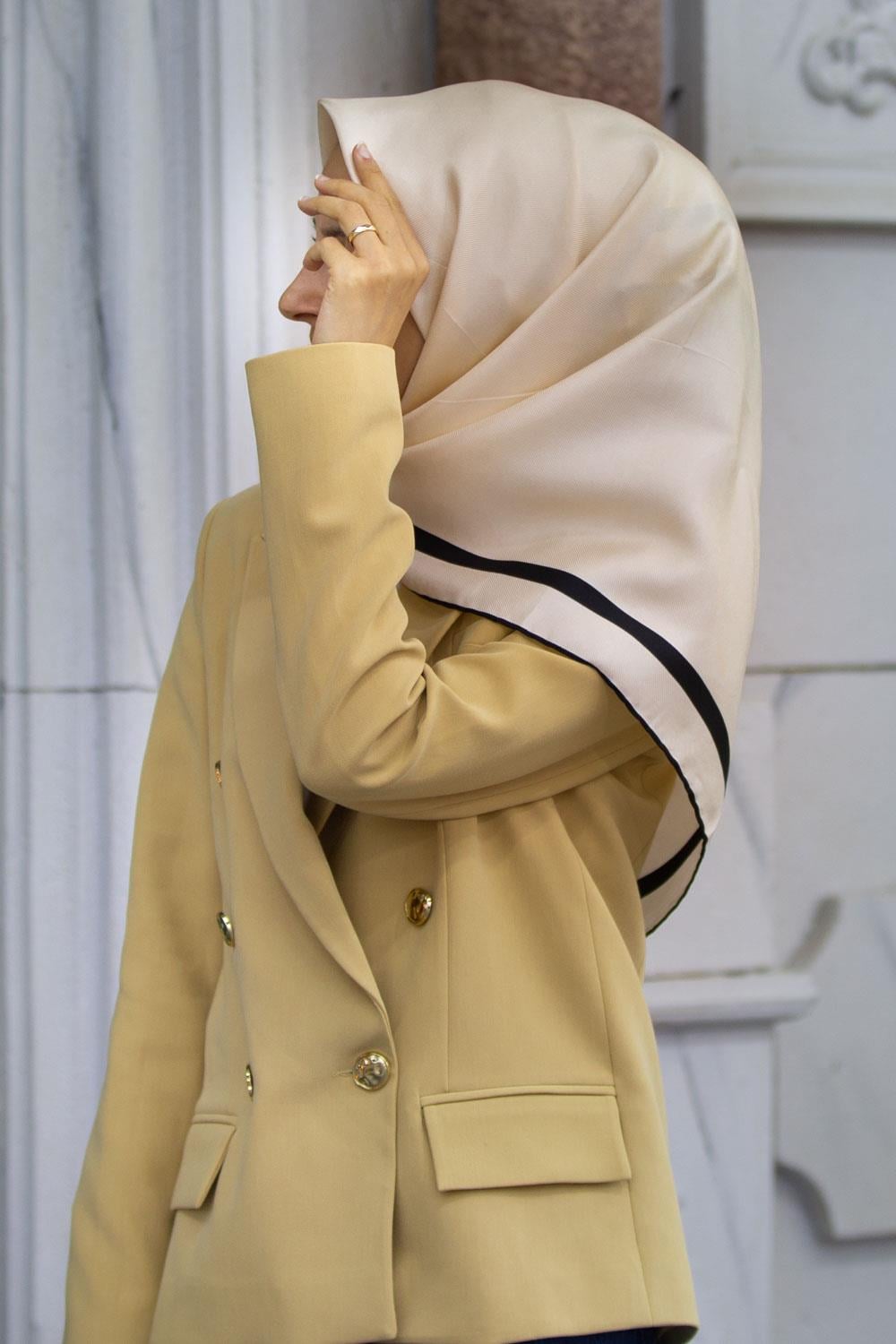 100% Twill İpek Düz Renk Bordür Desenli Krem - Siyah Renkli Daha Tok Exclusive Serisi 90x90 Dikim Şekli : El Dikişi Eşarp
