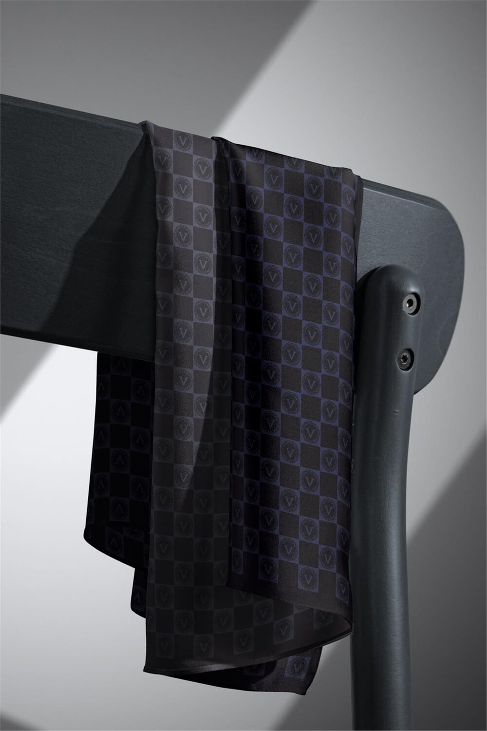 %100 Twill İpek Monogram Desenli Siyah Renkli 90x90 Eşarp Dikim Şekli : El Dikişi