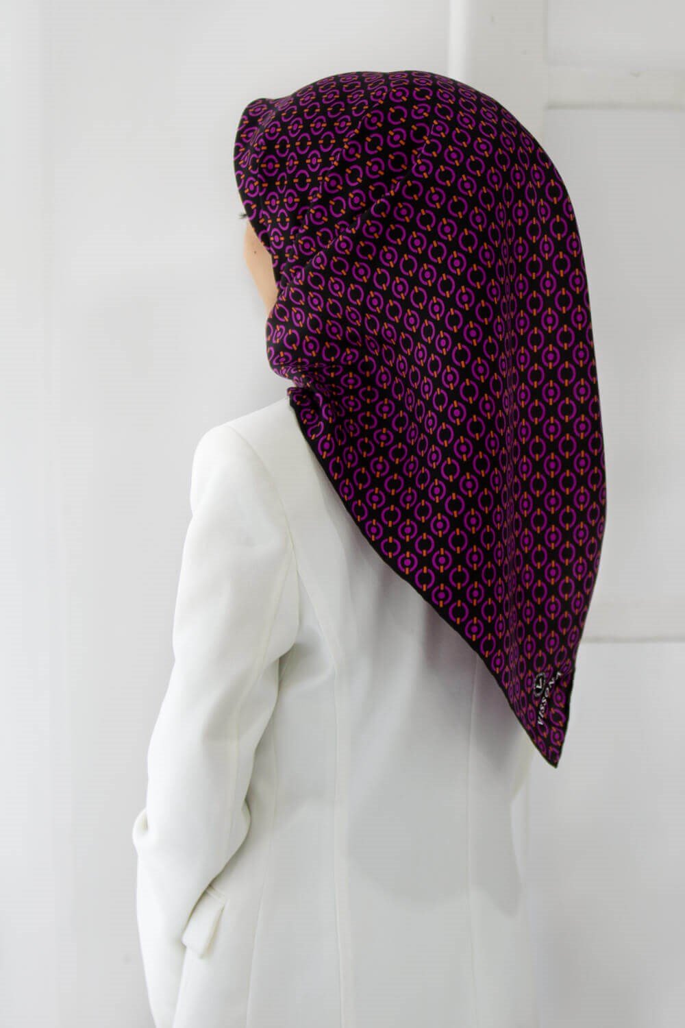 %100 Twill İpek Zincir Desenli Siyah - Fuşya Renkli 90x90 Eşarp Kenar Dikiş Şekli El Dikişli