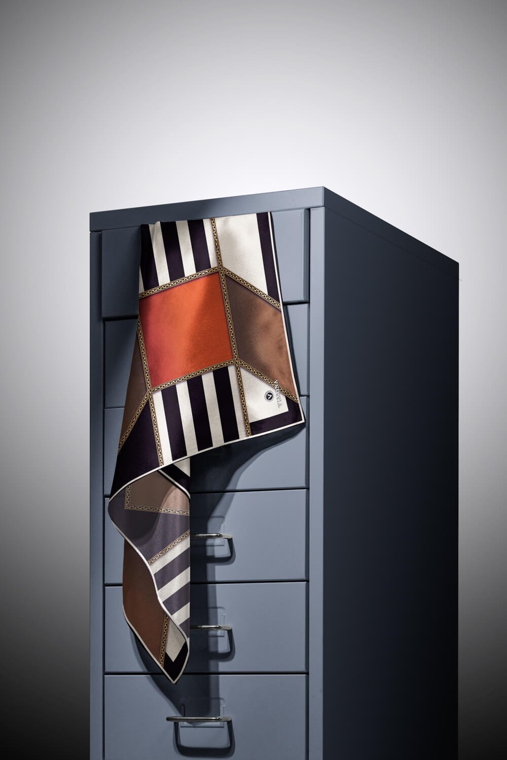 %100 Twill İpek Geometrik Desenli Taba - Vizon Renkli 90x90 Eşarp Dikim Şekli : El Dikişi