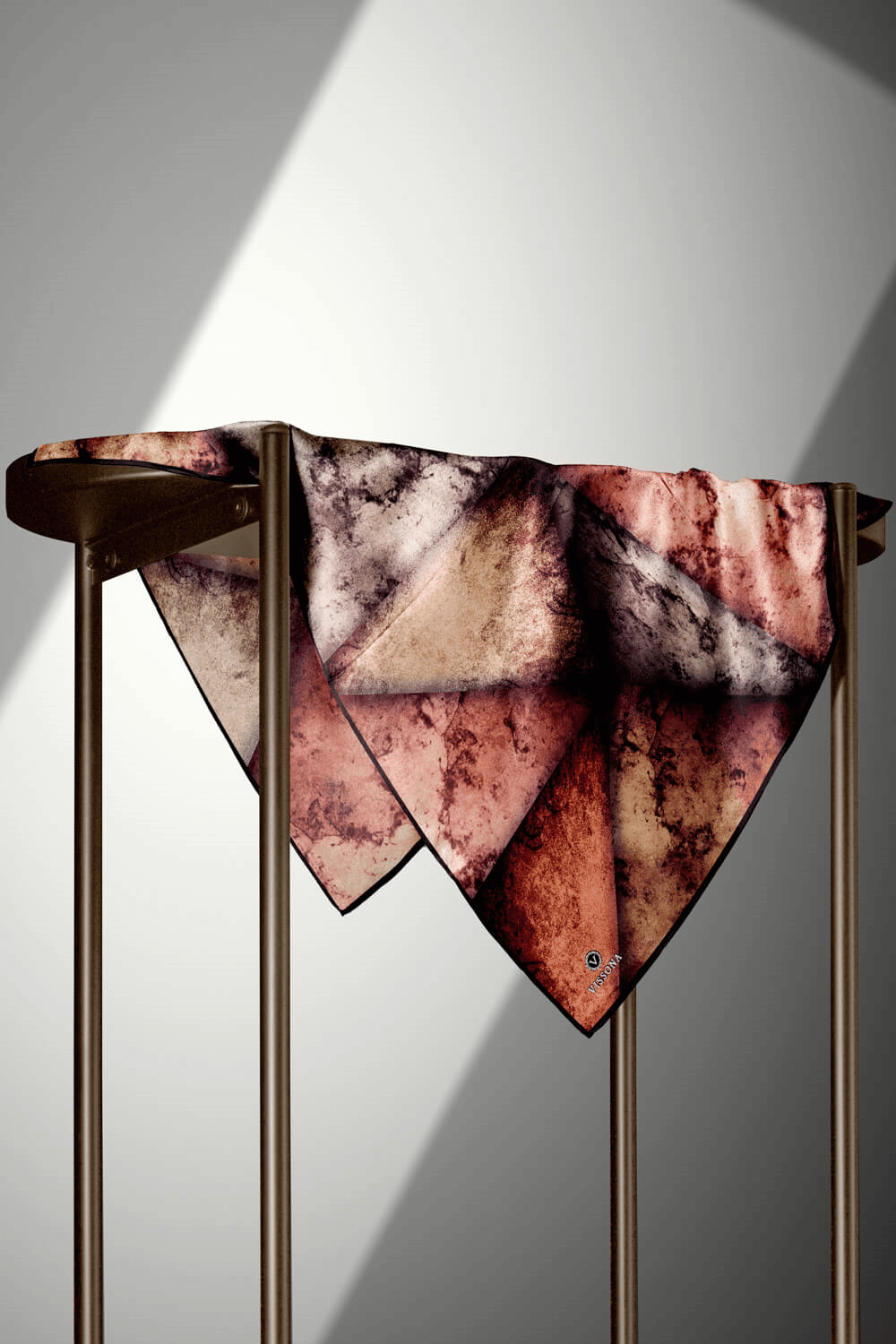 % 57 İPEK % 43 VİSKON Twill İpek Dokulu Ve Geometrik Desenli Taba - Hardal Renkli 90x90 Eşarp Dikim Şekli : El Dikişi