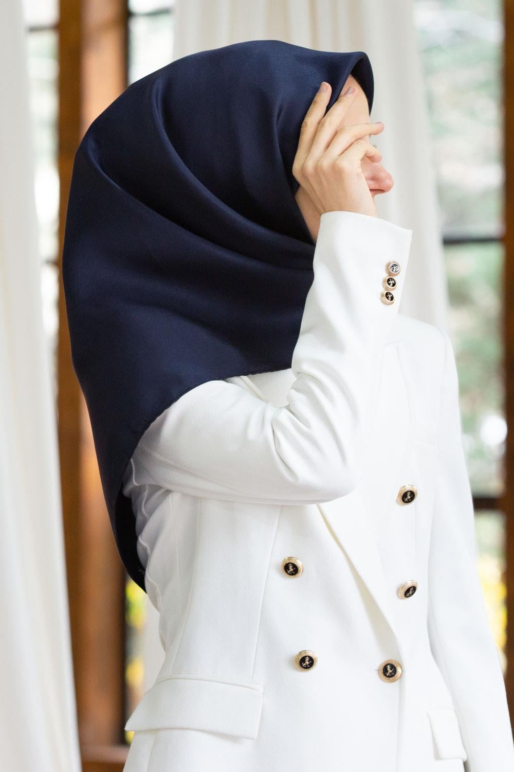 %100 Twill İpek Düz Lacivert Renkli Daha Tok Exclusive Serisi 90x90 Eşarp Dikim Şekli : El Dikişi