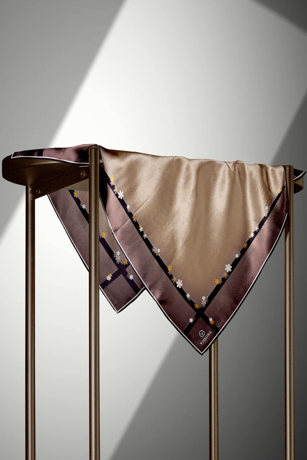%100 Twill İpek Kenar Motifi Çiçek Desenli Bej - Siyah Renkli 90x90 Eşarp Dikim Şekli : El Dikişi