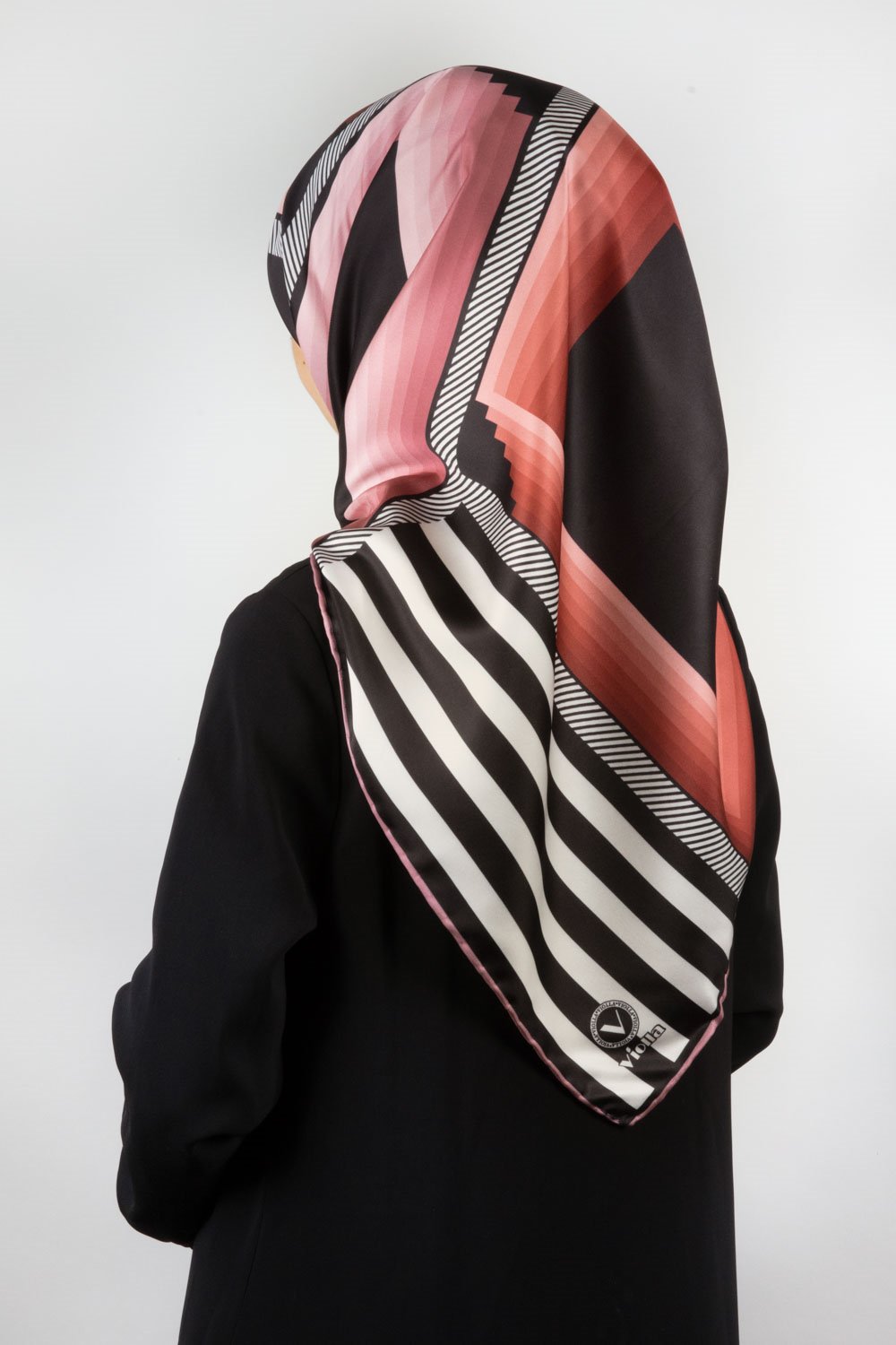 Twill Geometrik Desenli Pudra Renkli 90x90 Eşarp (İpek İçermez) Kenar Dikiş Şekli El Dikişli
