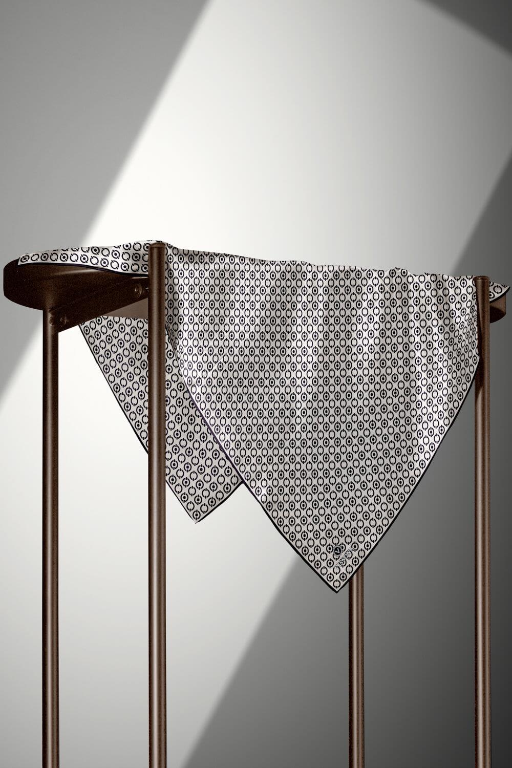 %100 Twill İpek Zincir Desenli Krem - Siyah Renkli 90x90 Eşarp Kenar Dikiş Şekli El Dikişli