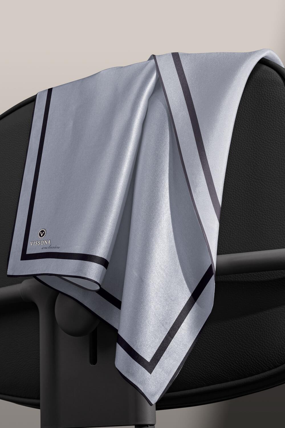 100% Twill İpek Düz Renk Bordür Desenli Gri Siyah Renkli Daha Tok Exclusive Serisi 90x90 Dikim Şekli : El Dikişi Eşarp