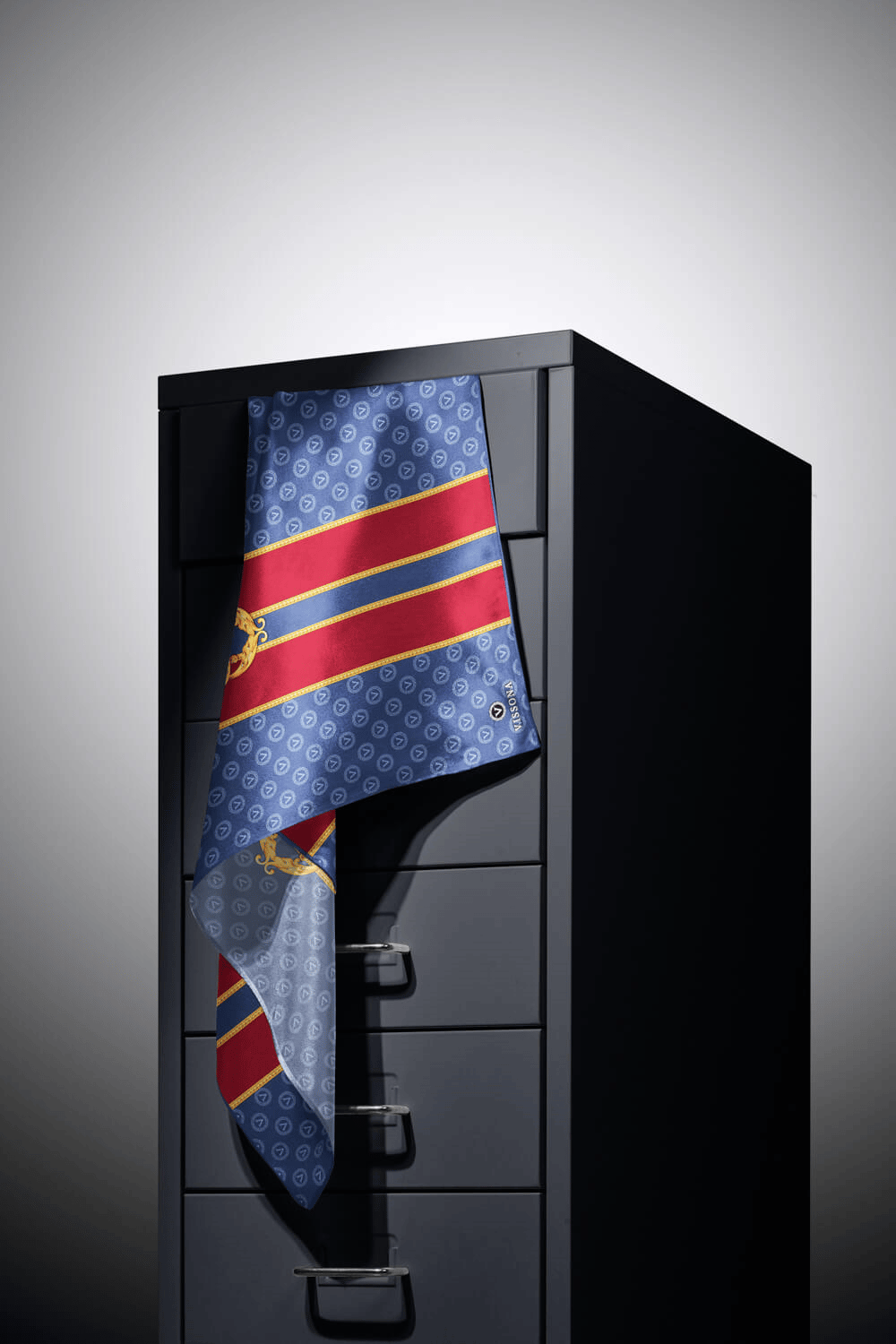 %100 Twill İpek Monogramlı Ve Barok Desenli İndigo - Bordo Renkli 90x90 Eşarp Dikim Şekli : El Dikişi
