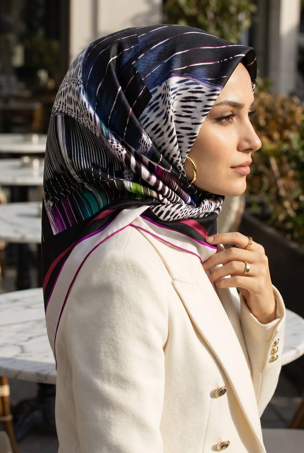 %100 Twill İpek Geometrik Desenli Siyah - Fuşya Renkli 90x90 Eşarp Dikim Şekli : El Dikişi