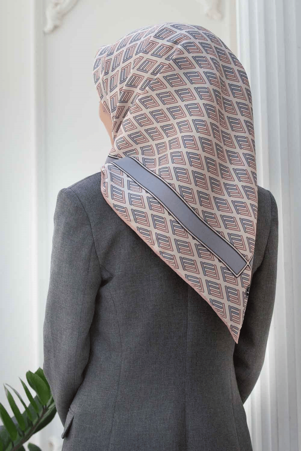 % 57 İPEK % 43 VİSKON Twill İpek Geometrik Desenli Pudra - Gri Renkli 90x90 Eşarp Dikim Şekli : El Dikişi
