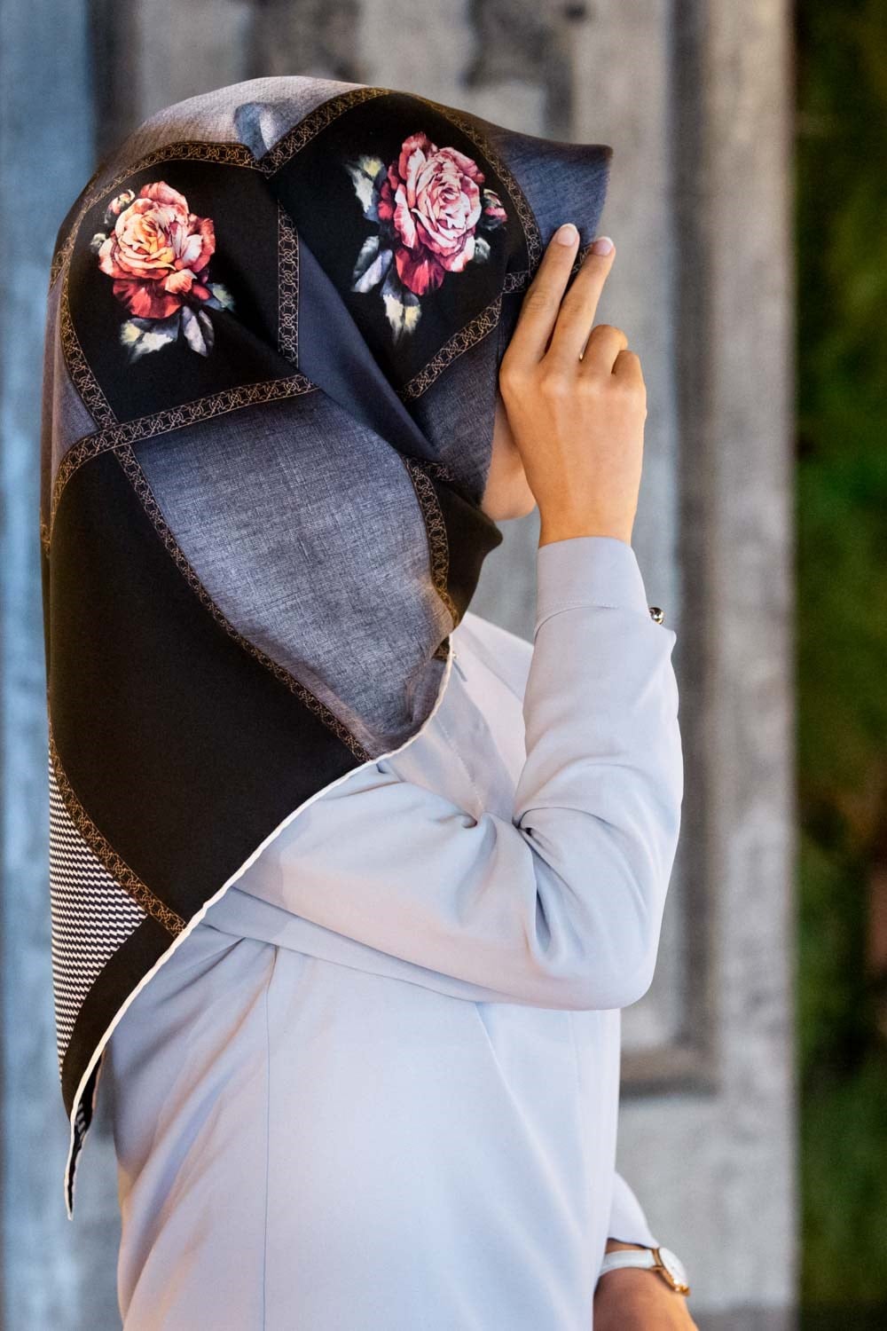 %100 Twill İpek Dokulu Çiçekli Ve Geometrik Desenli Siyah - Gri Renkli 90x90 Eşarp Dikim Şekli : El Dikişi