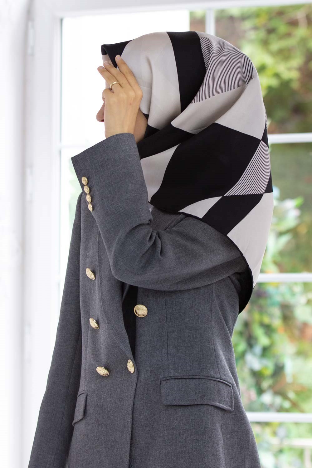 %100 Twill İpek Geometrik Çizgi Desenli Siyah - Krem Renkli 90x90 Eşarp Kenar Dikiş Şekli El Dikişli