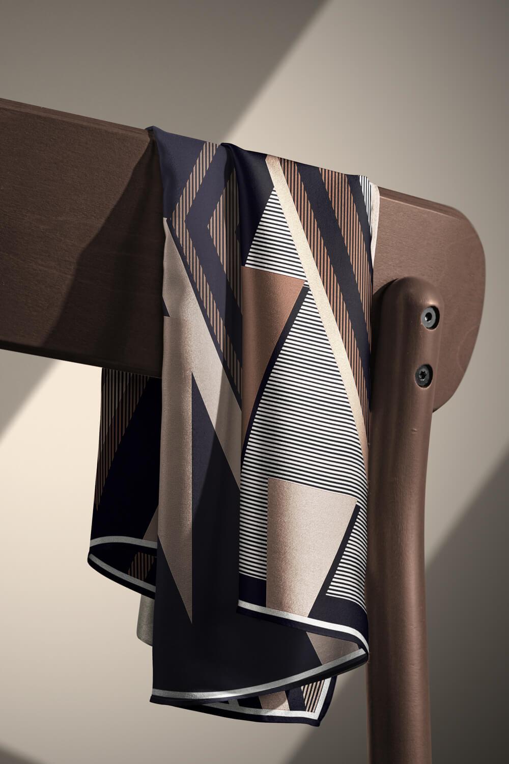 %100 Twill İpek Geometrik Desenli Bej - Siyah Renkli 90x90 Eşarp Dikim Şekli : El Dikişi
