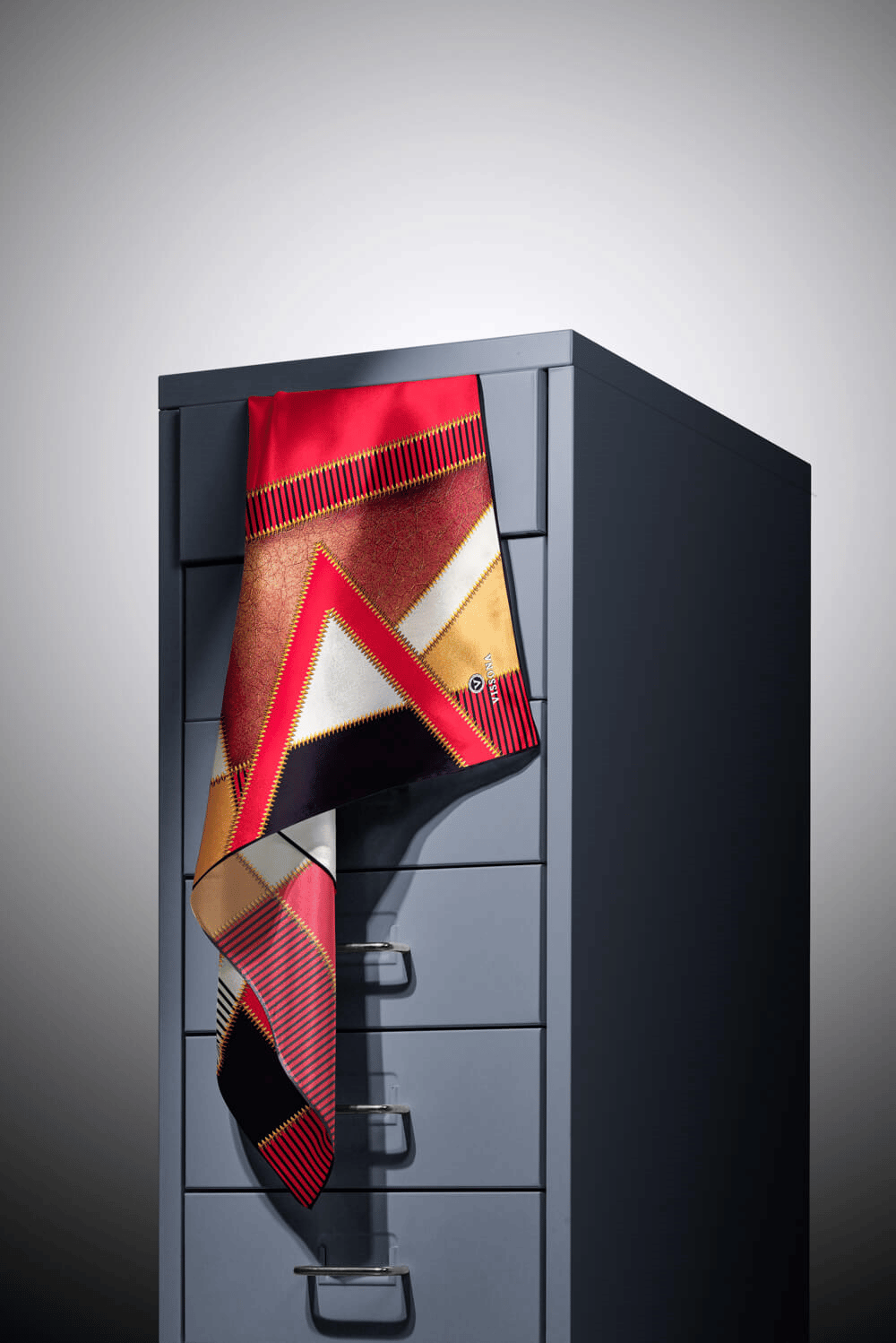 % 57 İPEK % 43 VİSKON Twill İpek Geometrik Desenli Kırmızı - Siyah Renkli 90x90 Eşarp Dikim Şekli : El Dikişi