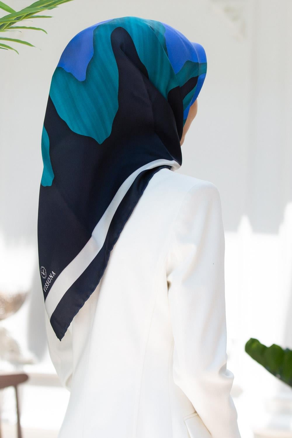 %100 Twill İpek Geometrik Desenli Petrol Yeşili - Saks Renkli 90x90 Eşarp Dikim Şekli : El Dikişi
