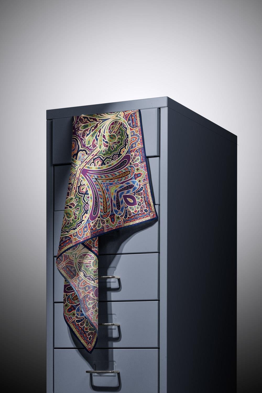 100% Twill İpek Etnik Desenli Lacivert - Haki Renkli 90x90 Dikim Şekli : El Dikişi Eşarp