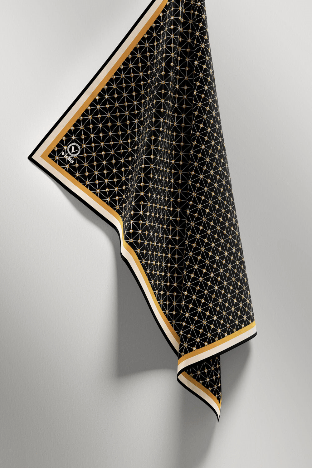 Twill Monogram Desenli Siyah - Gold Renkli 90x90 Eşarp (İpek İçermez) Kenar Dikiş Şekli El Dikişli
