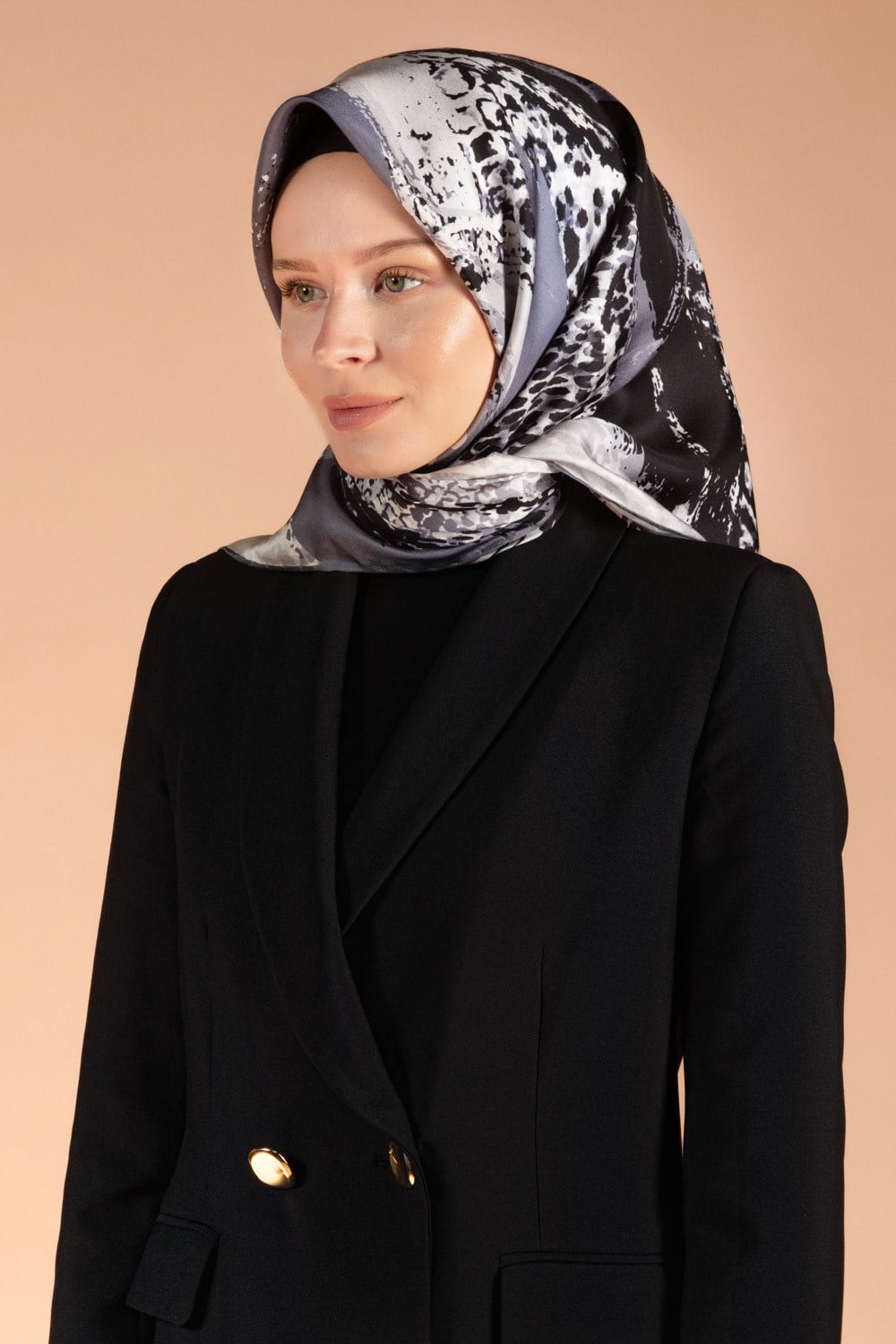 %100 Twill İpek Leopar ve Fırça Desenli Gri Renkli 90x90 Eşarp Dikim Şekli : El Dikişi