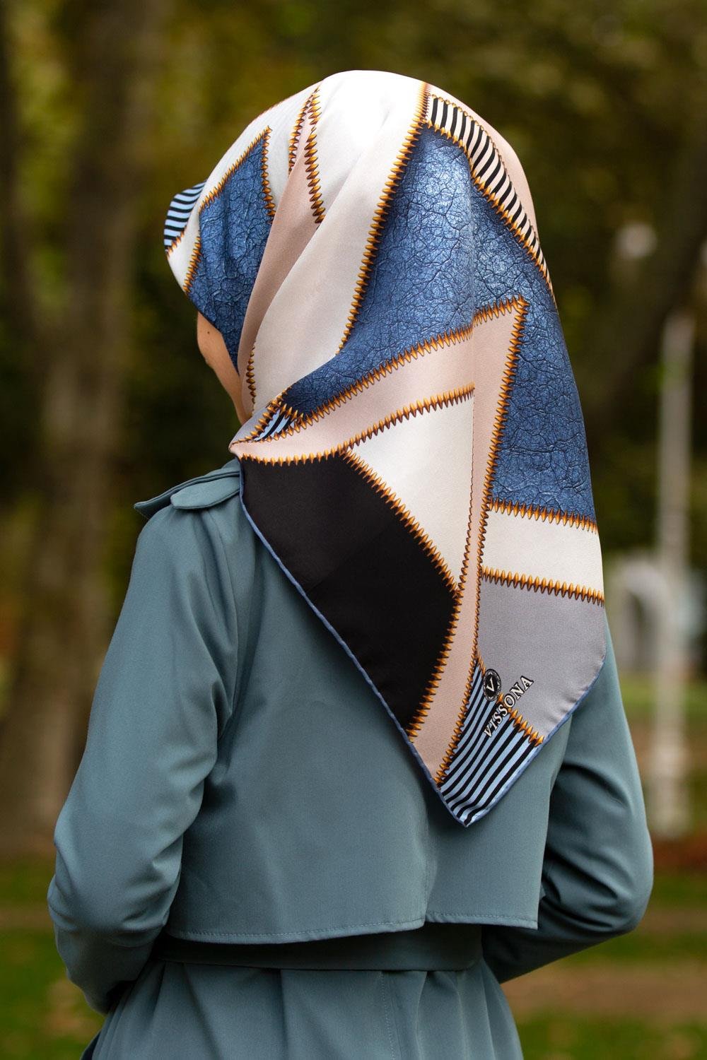 %100 Twill İpek Geometrik Desenli Bebe Mavisi - Siyah Renkli 90x90 Eşarp Dikim Şekli : El Dikişi
