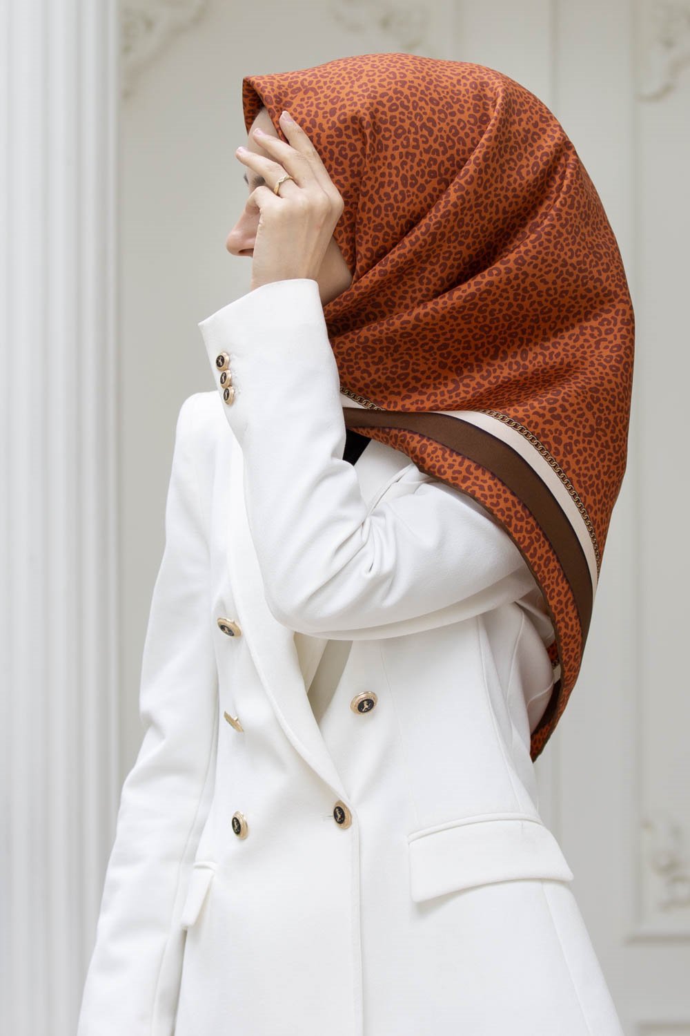 % 57 İPEK % 43 VİSKON Twill İpek Leopar Desenli Taba - Kahverengi Renkli 90x90 Eşarp Dikim Şekli : El Dikişi
