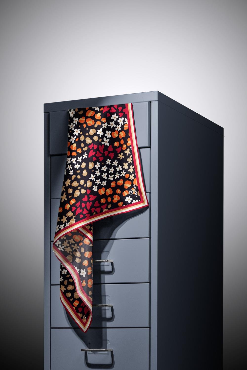%100 Twill İpek Kalpli Leopar Desenli Siyah - Bordo Renkli 90x90 Eşarp Dikim Şekli : El Dikişi