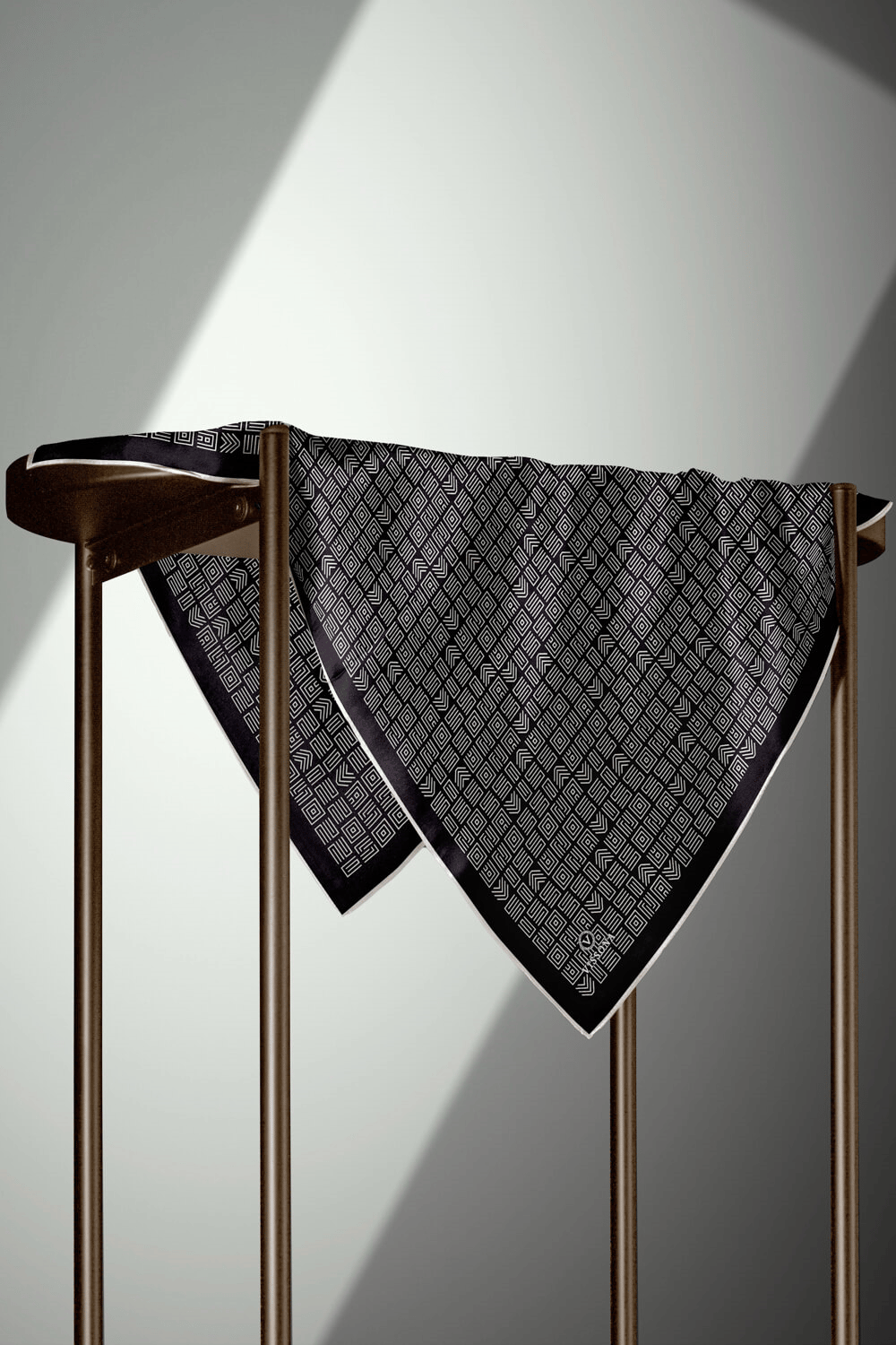 %57 İPEK % 43 VİSKON Twill İpek Etnik Motif Desenli Siyah - Krem Renkli 90x90 Dikim Şekli : El Dikişi Eşarp